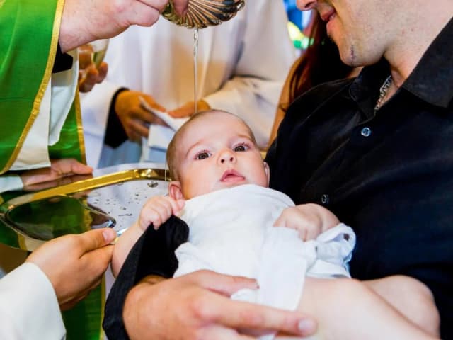 Ile się daje na chrzciny jako gość? Odkryj akceptowalne kwoty